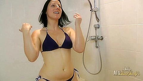 Amber Clare - Amber Lustfull Has A Golden Shower, Of The Honey Variety