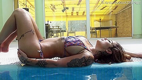 Heidi Van Horny big tits and ass underwater
