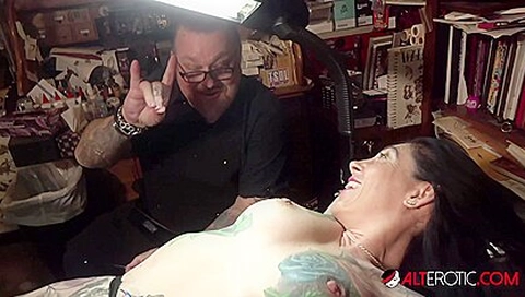 Marie Bossette Gets A Painful Tattoo On Her Leg