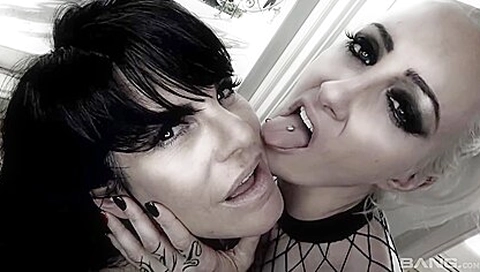 Has A Great Time With Margarete - Daisy Rock