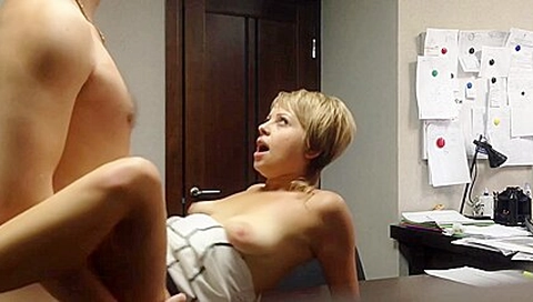 Luchshaya Scena Realnogo Lubitelskogo Seksa Na Ofisnom Stole